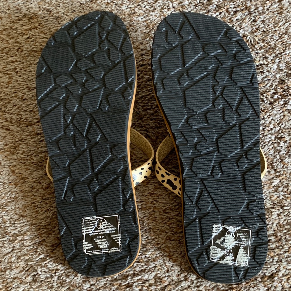 Volcom Women's Leopard Print Cross-Strap Flip Flop Sandals - Tan/Black - Picture 2 of 4